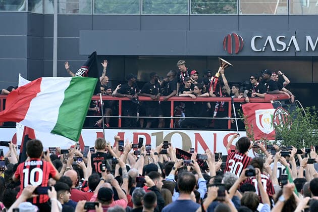220523 Palyers of Milan celebrate during the victory parade after winning Serie A on May 23, 2022 in Milan. Photo: Bildbyran BILDBYRAN kod XZ XZ0067 fotboll football soccer fotball serie a milan bbeng jubel italienska mästare italienska mästare 2021 2022 segerparad Copyright: BILDBYRAN BB220523ZD006