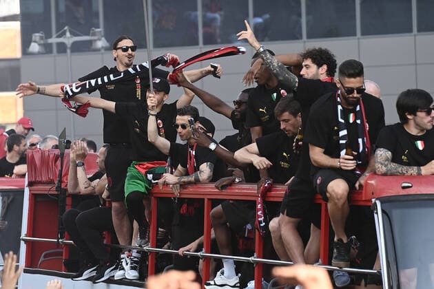 220523 Zlatan Ibrahimovic of Milan celebrates with team mates during the victory parade after winning Serie A on May 23, 2022 in Milan. Photo: Bildbyran BILDBYRAN kod XZ XZ0067 fotboll football soccer fotball serie a milan bbeng jubel italienska mästare italienska mästare 2021 2022 segerparad Copyright: BILDBYRAN BB220523ZJ006