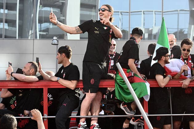 220523 Zlatan Ibrahimovic of Milan celebrates during the victory parade after winning Serie A on May 23, 2022 in Milan. Photo: Bildbyran BILDBYRAN kod XZ XZ0067 fotboll football soccer fotball serie a milan bbeng jubel italienska mästare italienska mästare 2021 2022 segerparad Copyright: BILDBYRAN BB220523ZG005