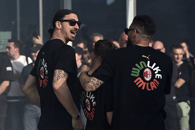220523 Zlatan Ibrahimovic and Olivier Giroud of Milan celebrate during the victory parade after winning Serie A on May 23, 2022 in Milan. Photo: Bildbyran BILDBYRAN kod XZ XZ0067 fotboll football soccer fotball serie a milan bbeng jubel italienska mästare italienska mästare 2021 2022 segerparad Copyright: BILDBYRAN BB220523ZO005