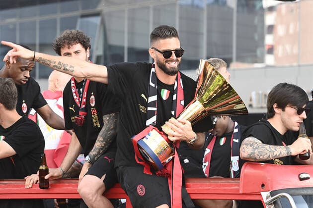 220523 Olivier Giroud of Milan celebrates during the victory parade after winning Serie A on May 23, 2022 in Milan. Photo: Bildbyran BILDBYRAN kod XZ XZ0067 fotboll football soccer fotball serie a milan bbeng jubel italienska mästare italienska mästare 2021 2022 segerparad Copyright: BILDBYRAN BB220523ZX005