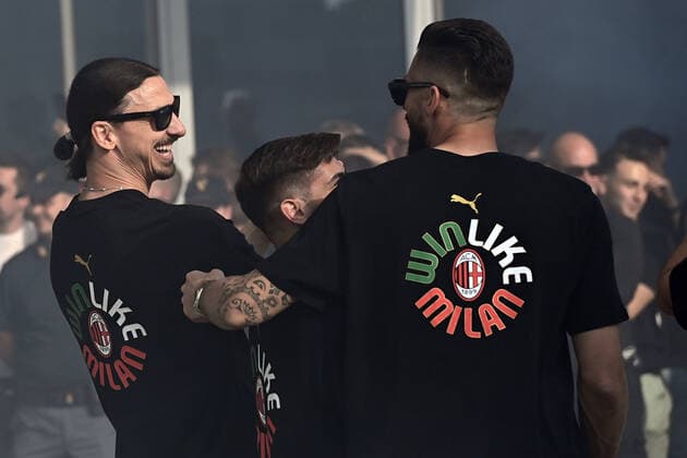 220523 Zlatan Ibrahimovic and Olivier Giroud of Milan celebrate during the victory parade after winning Serie A on May 23, 2022 in Milan. Photo: Bildbyran BILDBYRAN kod XZ XZ0067 fotboll football soccer fotball serie a milan bbeng jubel italienska mästare italienska mästare 2021 2022 segerparad Copyright: BILDBYRAN BB220523ZY003