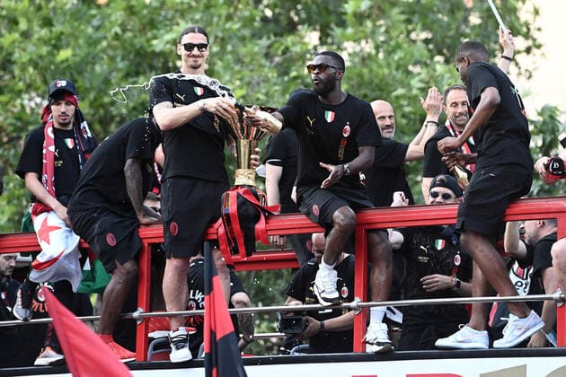 Sport Bilder des Tages 220523 Zlatan Ibrahimovic of Milan celebrates during the victory parade after winning Serie A on May 23, 2022 in Milan. Photo: Image Photo BILDBYRAN COP 290 kod XZ XZ0067 fotboll football soccer fotball serie a milan bbeng jubel italienska mästare italienska mästare 2021 2022 segerparad Copyright: ImagexPhoto BB220523ZR004