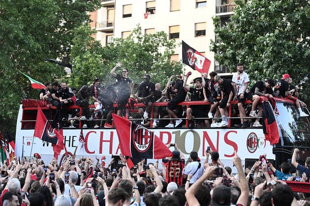 220523 Zlatan Ibrahimovic of Milan celebrates with team mates during the victory parade after winning Serie A on May 23, 2022 in Milan. Photo: Image Photo BILDBYRAN COP 290 kod XZ XZ0067 fotboll football soccer fotball serie a milan bbeng jubel italienska mästare italienska mästare 2021 2022 segerparad Copyright: ImagexPhoto BB220523ZE007