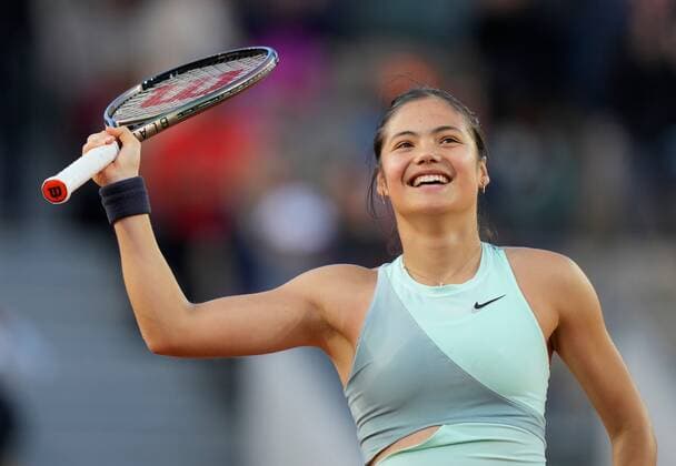Sport Bilder des Tages Mandatory Credit: Photo by Dave Shopland Shutterstock (12943993bl) Great Britain s Emma Raducanu celebrates her 3 set win in 1st round French Open Tennis, Day 2, Roland Garros, Paris, France - 23 May 2022 French Open Tennis, Day 2, Roland Garros, Paris, France - 23 May 2022  Copyright: xDavexShopland Shutterstockx 12943993bl