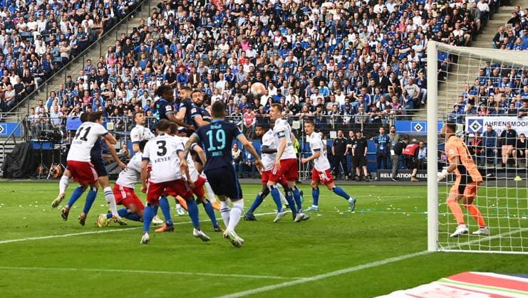 Sport Bilder des Tages Fussball, Herren, Saison 2021 22, Relegation zur 1. Bundesliga (Rückspiel), Hamburger SV - Hertha BSC, Dedryck Boyata (Hertha BSC) erzielt das Tor zum 0:1 gegen Torhüter Daniel Heuer-Fernandes (Hamburger SV), 23.05. 2022, Copyright: xMatthiasxKochx