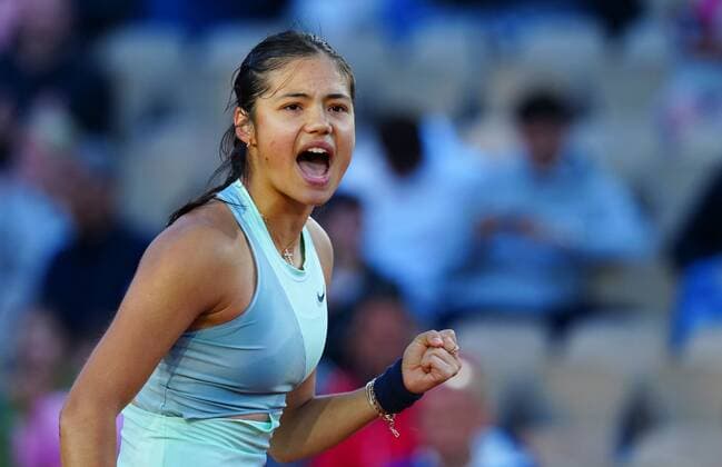 Mandatory Credit: Photo by Javier Garcia Shutterstock (12942478bg) Emma Raducanu celebrates French Open Tennis, Day 2, Roland Garros, Paris, France - 23 May 2022 French Open Tennis, Day 2, Roland Garros, Paris, France - 23 May 2022  Copyright: xJavierxGarcia Shutterstockx 12942478bg