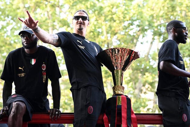 Sport Bilder des Tages 220523 Zlatan Ibrahimovic of Milan celebrates during the victory parade after winning Serie A on May 23, 2022 in Milan. Photo: Image Photo BILDBYRAN Cop 290 kod XZ XZ0067 fotboll football soccer fotball serie a milan bbeng jubel italienska mästare italienska mästare 2021 2022 segerparad Copyright: IMAGExPHOTO BB220523ZR011