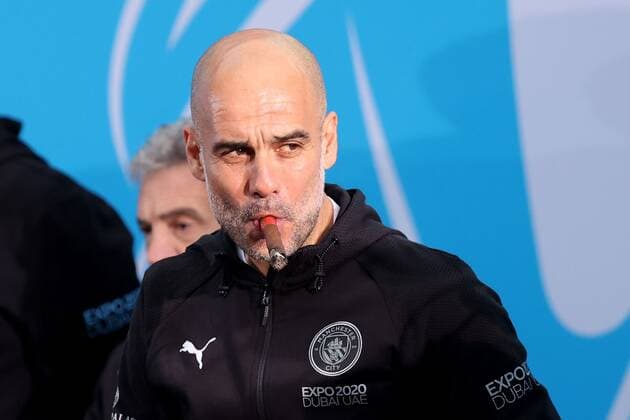 Sport Bilder des Tages Mandatory Credit: Photo by Paul Greenwood Shutterstock (12952148k) Manchester City manager Josep Guardiola smokes a cigar during the Premier League trophy celebrations in Manchester City centre to celebrate winning the Premier League Manchester City Trophy Parade, Premier League, Football, Manchester, UK - 23 May 2022 EDITORIAL USE ONLY No use with unauthorised audio, video, data, fixture lists, club league logos or live services. Online in-match use limited to 120 images, no video emulation. No use in betting, games or single club league player publications. Manchester City Trophy Parade, Premier League, Football, Manchester, UK - 23 May 2022 EDITORIAL USE ONLY No use with unauthorised audio, video, data, fixture lists, club league logos or live services. Online in-match use limited to 120 images, no video emulation. No use in betting, games or single club league player publications. Copyright: xPaulxGreenwood Shutterstockx 12952148k