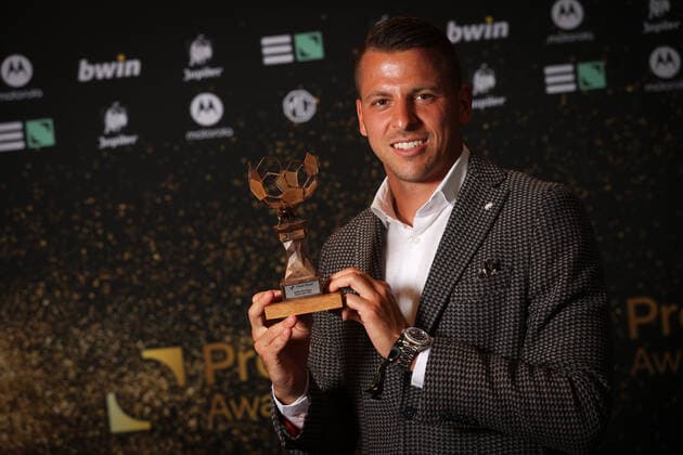 Union s goalkeeper Anthony Moris poses for the photographer with the clean sheet trophy during the Pro League Awards 2022, for the best players in the first (1A) and second (1B) divisions of the Belgian soccer championships, Monday 23 May 2022 in Brussels. VIRGINIExLEFOUR  x35426085x
