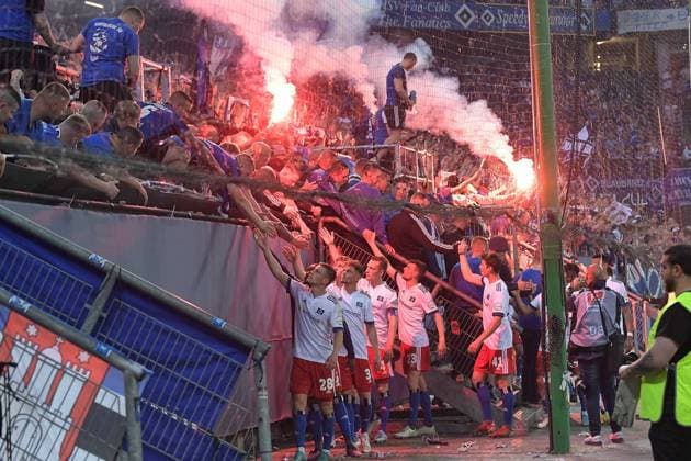 Sport Bilder des Tages Geschlagene Hamburger verabschieden sich von den Fans, Hamburger SV - Hertha BSC, Fussball, Bundesliga, Relegation, Spiel 2, DFB, 23.05.2022 DFB regulations prohibit any use of photographs as image sequences and or quasi-video Hamburg Hamburg Deutschland