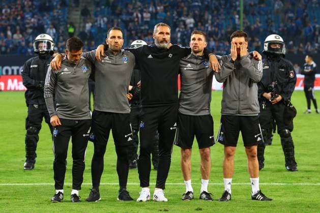 Sport Bilder des Tages 23.05.2022, xtgx, Fussball Relegation 1. Bundesliga, Hamburger SV - Hertha BSC Berlin emspor, v.l. Tim Walter (HSV, Trainer) (3.v.l.) mit seinem Trainerteam enttaeuscht, schaut enttaeuscht, niedergeschlagen, disappointed (DFL DFB REGULATIONS PROHIBIT ANY USE OF PHOTOGRAPHS as IMAGE SEQUENCES and or QUASI-VIDEO) Hamburg