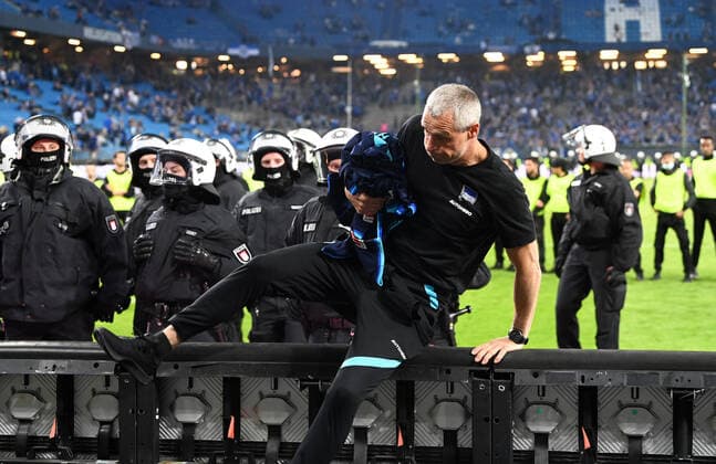 Fussball, Herren, Saison 2021 22, Relegation zur 1. Bundesliga (Rückspiel), Hamburger SV - Hertha BSC, Zeugwart Hendrik Herzog (Hertha BSC) mit Trikots der Spieler, die er den Fans von Hertha nach Abpfiff gab, 23.05. 2022, *** Football, men, season 2021 22, Relegation to the 1 Bundesliga second leg , Hamburger SV Hertha BSC, Zeugwart Hendrik Herzog Hertha BSC with jerseys of the players he gave the fans of Hertha after the final whistle, 23 05 2022, Copyright: xMatthiasxKochx