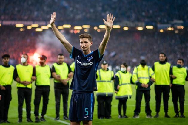 Niklas Stark (Hertha BSC Berlin 5) feiert mit den Fans Sieg und Klassenerhalt, GER, Hamburger SV vs. Hertha BSC Berlin, Relegation Rueckspiel, Spielzeit 2021 2022, 23.05.2022 DFB DFL regulations prohibit any use of photographs as image sequences and or quasi-video GER, Hamburger SV vs. Hertha BSC Berlin, Relegation Rueckspiel, Spielzeit 2021 2022, 23.05.2022 Copyright: xEibner Memmlerx EP_MMR