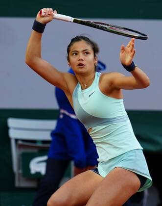 Sport Bilder des Tages Mandatory Credit: Photo by Javier Garcia Shutterstock (12942478di) Emma Raducanu in first round action French Open Tennis, Day 2, Roland Garros, Paris, France - 23 May 2022 French Open Tennis, Day 2, Roland Garros, Paris, France - 23 May 2022  Copyright: xJavierxGarcia Shutterstockx 12942478di