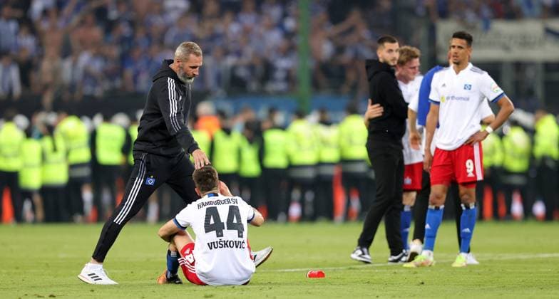 2.Liga Saison 2021-2022 1. Bundesliga Relegation Rueckspiel 23.05.2022 1. Bundesliga Relegation Rueckspiel Hamburger SV - Hertha BSC im Volksparkstadion Trainer Tim Walter (Hamburger SV), Mario Vuskovic (Hamburger SV) nach dem Spiel DFL REGULATIONS PROHIBIT ANY USE OF PHOTOGRAPHS AS IMAGE SEQUENCES AND OR QUASI-VIDEO