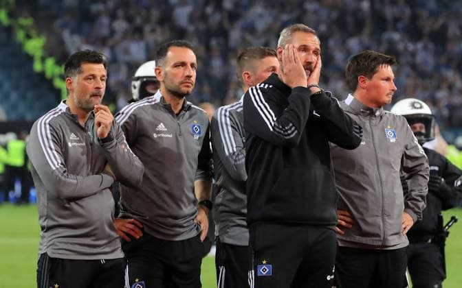 Sport Bilder des Tages 2.Liga Saison 2021-2022 1. Bundesliga Relegation Rueckspiel 23.05.2022 1. Bundesliga Relegation Rueckspiel Hamburger SV - Hertha BSC im Volksparkstadion HSV-Trainerteam v.l.: Co-Trainer Filip Tapalovic, Torwart-Trainer Sven Hoeh, Trainer Tim Walter, Co-Trainer Julian Huebner, Co-Trainer Merlin Polzin nach dem Spiel DFL REGULATIONS PROHIBIT ANY USE OF PHOTOGRAPHS AS IMAGE SEQUENCES AND OR QUASI-VIDEO