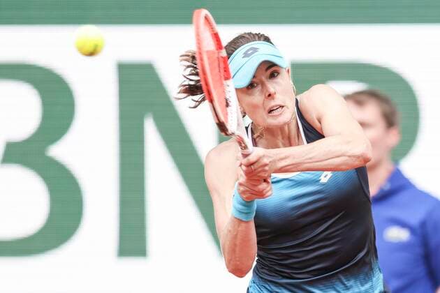 TENNIS - French Open 2022 PARIS,FRANCE,24.MAY.22 - TENNIS - WTA, Tennis Damen Tour, French Open, Roland Garros, Grand Slam. Image shows the rejoicing of Alize Cornet (FRA).  GEPAxpictures xPatrickxSteiner