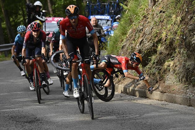 Sport Themen der Woche KW21 Sport Bilder des Tages Photo Fabio Ferrari LaPresse May 24, 2022 Cycling Giro d Italia 2022 - 105th edition - stage 16 - From Sal& xf2; to Aprica (Sforzato Wine Stage) In the pic: during the race - crash of BILBAO LOPEZ DE ARMENTIA Pello (BAHRAIN VICTORIOUS)  Copyright: xFabioxFerrarix xLaPressex