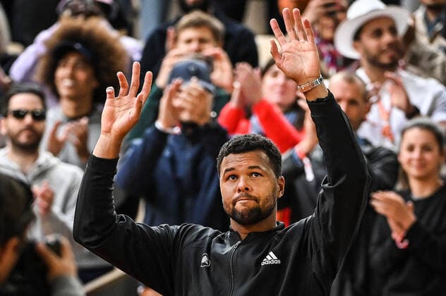 Sport Bilder des Tages May 24, 2022, Paris, France, France: Jo-Wilfried TSONGA of France waves goodbye to the crowd after his last match during the Day three of Roland-Garros 2022, French Open 2022, Grand Slam tennis tournament at the Roland-Garros stadium on May 24, 2022 in Paris, France. Paris France - ZUMAm308 20220524_zsp_m308_028 Copyright: xMatthieuxMirvillex
