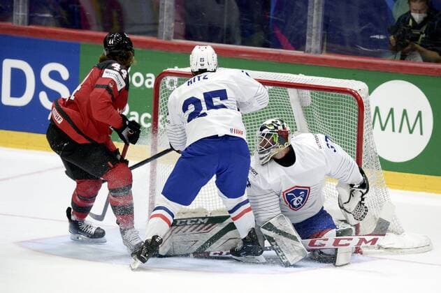 Max Comtois of Canada scores team s second goal against Nicolas Ritz and goalkeeper Sebastian Ylönen of France during the 2022 IIHF Ice hockey, Eishockey World Championships preliminary round group A match between Canada and France in Helsinki on May 24, 2022. Helsinki Finland LKFTVX20220524211811GURB  Copyright: xMikkoxStigx