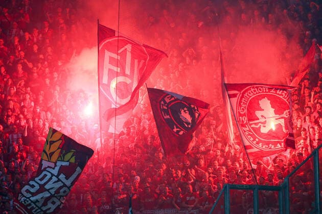 Sport Themen der Woche KW21 Sport Bilder des Tages Dresden - Kaiserslautern Relegation 24.05.2022 Dresden, 24.05.2022, Rudolf-Harbig-Stadion, Fussball, Männer, 2. Bundesliga, Saison 2021 2022, Relegation, Rückspiel , SG Dynamo Dresden - 1. FC Kaiserslautern , Im Bild: Fans Kaiserslautern , Gemäß den Vorgaben der DFL ist es untersagt, in dem Stadion und oder vom Spiel angefertigte Fotoaufnahmen in Form von Sequenzbildern und oder videoähnlichen Fotostrecken zu verwerten bzw. verwerten zu lassen. , DFL regulations prohibit any use of photographs as image sequences and or quasi-video. , *** Dresden Kaiserslautern Relegation 24 05 2022 Dresden, 24 05 2022, Rudolf Harbig Stadion, Football, Men, 2 Bundesliga, Season 2021 2022, Relegation, Second leg , SG Dynamo Dresden 1 FC Kaiserslautern , In the picture fans Kaiserslautern , According to the DFL regulations it is prohibited, in the stadium and or from the game made photographs in the form of sequence images and or video-like photo sequences to exploit or to let exploit , DFL regulations prohibit any use of photographs as image sequences and or quasi video ,