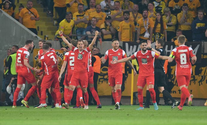Sport Themen der Woche KW21 Sport Bilder des Tages Tor fuer Kaiserslautern durch Daniel Hanslik. Die Mannschaft des 1. FC Kaiserslautern bejubelt das 1:0, SG Dynamo Dresden vs. 1. FC Kaiserslautern, Fussball, Relegation 2. Bundesliga, 24.05.2022 DFL REGULATIONS PROHIBIT ANY USE OF PHOTOGRAPHS AS IMAGE SEQUENCES AND OR QUASI-VIDEO SG Dynamo Dresden vs. 1. FC Kaiserslautern, Fussball, Relegation 2. Bundesliga, 24.05.2022 Dresden *** Goal for Kaiserslautern by Daniel Hanslik The 1 FC Kaiserslautern team celebrates the 1 0, SG Dynamo Dresden vs 1 FC Kaiserslautern, Soccer, Relegation 2 Bundesliga, 24 05 2022 DFL REGULATES PROHIBIT ANY USE OF PHOTOGRAPHS AS IMAGE SEQUENCES AND OR QUASI VIDEO SG Dynamo Dresden vs 1 FC Kaiserslautern, Soccer, Relegation 2 Bundesliga, 24 05 2022 Dresden Copyright: xBertxHarzer xEibner-Pressefotox