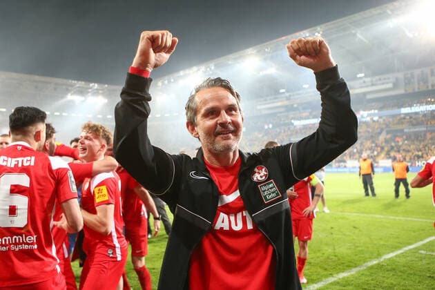 24.05.2022, xtgx, Fussball Relegation 2. Bundesliga, SG Dynamo Dresden - 1. FC Kaiserslautern emspor, v.l. Dirk Schuster (Kaiserslautern, Trainer) feiert den Aufstieg Jubel ueber den Sieg, Jubel nach Spielende (DFL DFB REGULATIONS PROHIBIT ANY USE OF PHOTOGRAPHS as IMAGE SEQUENCES and or QUASI-VIDEO) Dresden