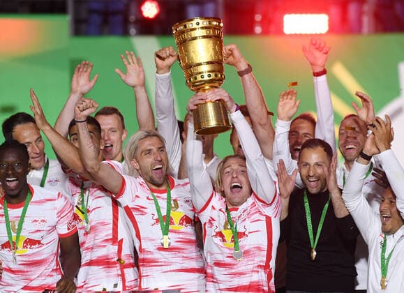 FUSSBALL DFB POKAL FINALE SAISON 2021 2022 IN BERLIN SC Freiburg - RB Leipzig 21.05.2022 Die Pokalsieger des RB Leipzig; Amadou Haidara, Kevin Kampl, Emil Forsberg mit DFB Pokal und Trainer Domenico Tedesco (v.li.)