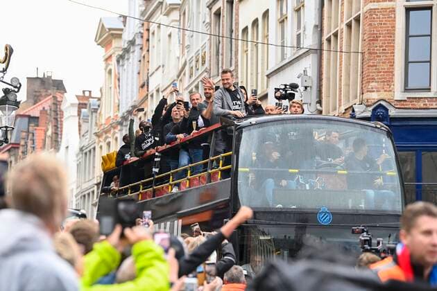 Sport Themen der Woche KW21 Sport Bilder des Tages BRUGGE, BELGIUM - MAY 23 : Mignolet Simon goalkeeper of Club Brugge, Mechele Brandon defender of Club Brugge and the players of Club Brugge celebrating the winning of the Jupiler Pro League title 2021 - 2022 during a city parade towards the city centre and celebration ceremony at the Markt of Bruges. Club Brugge won the Belgian national soccer championship for the 18th time in the history of the club on May 23, 2022 in Brugge, Belgium, 23 05 2022 ( Club Brugge celebrating the Jupiler Pro League title 2022 with city parade PhotoNews Panoramic 