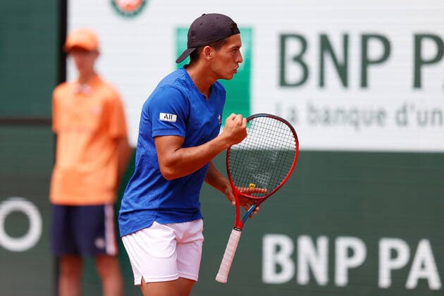 t25.05.2022, Tennis, French Open 2022 Roland-Garros, FRA, Paris, Roland Garros Bild: v. li. Sebastian Baez (ARG) jubelt Copyright: HMBxMedia AntonioxBorga