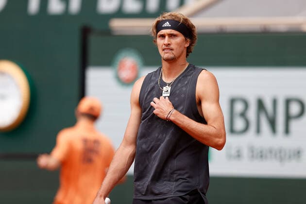 25.05.2022, Tennis, French Open 2022 Roland-Garros, FRA, Paris, Roland Garros Bild: v. li. Alexander Zverev (GER) enttaeuscht, enttaeuscht schauend, dissapointed, traurig, frustriert, frust, gefrustet Copyright: HMBxMedia AntonioxBorga