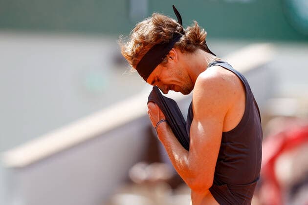 25.05.2022, Tennis, French Open 2022 Roland-Garros, FRA, Paris, Roland Garros Bild: v. li. Alexander Zverev (GER) enttaeuscht, enttaeuscht schauend, dissapointed, traurig, frustriert, frust, gefrustet Copyright: HMBxMedia AntonioxBorga