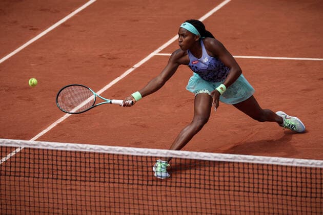 Alison VAN UYTVANCK (BEL) contre Coco GAUFF (USA) TENNIS : Roland Garros 2022 - 25 05 2022 AurelienMorissard Panoramic 