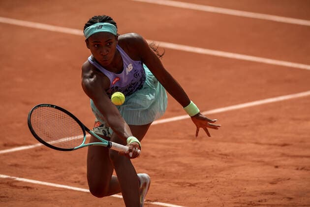 Alison VAN UYTVANCK (BEL) contre Coco GAUFF (USA) TENNIS : Roland Garros 2022 - 25 05 2022 AurelienMorissard Panoramic 