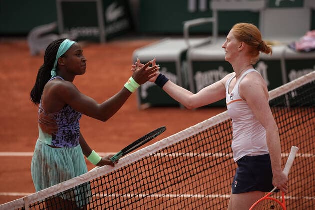 Alison VAN UYTVANCK (BEL) contre Coco GAUFF (USA) TENNIS : Roland Garros 2022 - 25 05 2022 AurelienMorissard Panoramic 