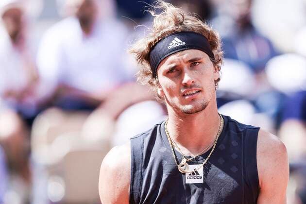 TENNIS - French Open 2022 PARIS,FRANCE,25.MAY.22 - TENNIS - ATP, Tennis Herren World Tour, French Open, Roland Garros, Grand Slam. Image shows the disappointment of Alexander Zverev (GER).  GEPAxpictures xPatrickxSteiner