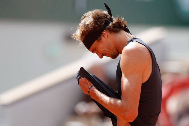 25.05.2022, Tennis, French Open 2022 Roland-Garros, FRA, Paris, Roland Garros v. li. Alexander Zverev (GER) enttaeuscht, enttaeuscht schauend, dissapointed, traurig, frustriert, frust, gefrustet Tennis, French Open 2022 Roland-Garros Paris Copyright: xBeckerxEibner-Pressefotox EP_hec
