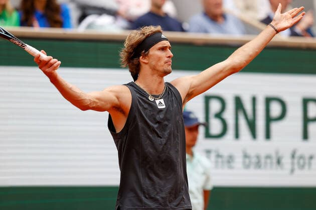 25.05.2022, Tennis, French Open 2022 Roland-Garros, FRA, Paris, Roland Garros Bild: v. li. Alexander Zverev (GER), gestikuliert, mit den Armen gestikulieren Copyright: HMBxMedia AntonioxBorga