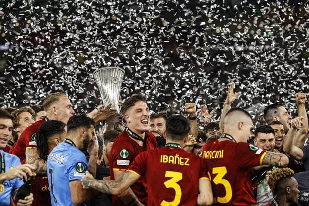 Bilder des Jahres 2022, Sport 05 Mai Sport Themen der Woche KW21 Fußball, ECL, Finale, Sieger AS Rom TIRANA - AS Roma goalkeeper Rui Patricio, Rick Karsdorp of AS Roma, Roger Ibanez of AS Roma, Bryan Cristante of AS Roma, Matias Vina of AS Roma, Chris Smalling of AS Roma, Lorenzo Pellegrini of AS Roma, Tammy Abraham of AS Roma, Carles Perez or AS Roma, Riccardo Calafiori or AS Roma, Eldor Shomurodov or AS Roma, Ainsley Maitland-Niles or AS Roma, Jordan Veretout or AS Roma, Nicolo Zaniolo or AS Roma, Gianluca Mancini or AS Roma, Marash Kumbulla or AS Roma, Sergio Oliveira or AS Roma, Leonardo Spinazzola or AS Roma, Amadou Diawara or AS Roma, Edoardo Bove or AS Roma, Ebrima Darboe or AS Roma, Filippo Missori or AS Roma, Nicola Zalewski or AS Roma, Maissa Codou Ndiaye or AS Roma, Cristian Volpato of AS Roma, AS Roma goalkeeper Pietro Boer, Felix Ohene Afena-Gyan of AS Roma, Filippo Tripi of AS Roma, AS Roma goalkeeper Davide Mastrantonio, Joel Voelkerling Persson of AS Roma, Giacomo Faticanti of AS Roma, Antonio Satriano of AS Roma , Henrikh Mkhitaryan of AS Roma, AS Roma goalkeeper Anto nio Mirante, AS Roma goalkeeper Daniel Fuzato, Stephan El Shaarawy of AS Roma, AS Roma coach Jose Mourinho with the Conference League cup, Conference League cup, Conference League trophy during the UEFA Conference League final match between AS Roma and Feyenoord at Arena Kombetare on May 25, 2022 in Tirana, Albania. ANP MAURICE VAN STEEN UEFA Europa Conference League FINAL 2021 2022 xVIxANPxSportx xxANPxIVx *** TIRANA AS Roma goalkeeper Rui Patricio, Rick Karsdorp of AS Roma, Roger Ibanez of AS Roma, Bryan Cristante of AS Roma, Matias Vina of AS Roma, Chris Smalling of AS Roma, Lorenzo Pellegrini of AS Roma, Tammy Abraham of AS Roma, Carles Perez or AS Roma, Riccardo Calafiori or AS Roma, Eldor Shomurodov or AS Roma, Ainsley Maitland Niles or AS Roma, Jordan Veretout or AS Roma, Nicolo Zaniolo or AS Roma, Gianluca Mancini or AS Roma, Marash Kumbulla or AS Roma, Sergio Oliveira or AS Roma, Leonardo Spinazzola or AS Roma, Amadou Diawara or AS Roma, Edoardo Bove or AS Roma, Ebrima Darboe or AS Roma, Filippo Missori or AS Roma, Nicola Zalewski or AS Roma, Maissa Codou Ndiaye or AS Roma, Cristian Volpato or AS Roma, AS Roma goalkeeper Pietro Boer, Felix Ohene Afena Gyan of AS Roma, Filippo Tripi of AS Roma, AS Roma goalkeeper Davide Mastrantonio, Joel Voelkerling Persson of AS Roma, Giacomo Faticanti of AS Roma, Antonio Satriano of AS Roma , Henrikh Mkhitaryan of AS Roma, AS Roma goalkeeper Anto nio Mirante, AS Roma goalkeeper Daniel Fuzato, Stephan El Shaarawy of AS Roma, AS Roma coach Jose Mourinho with the Conference League cup, Conference League cup, Conference League trophy during the UEFA Conference League final match between AS Roma and Feyenoord at Arena Kombetare on May 25, 2022 in Tirana, Albania ANP MAURICE VAN STEEN UEFA Europa Conference League FINAL 2021 2022 xVIxANPxSportx xxANPxIVx 449302717 originalFilename: 449302717.jpg