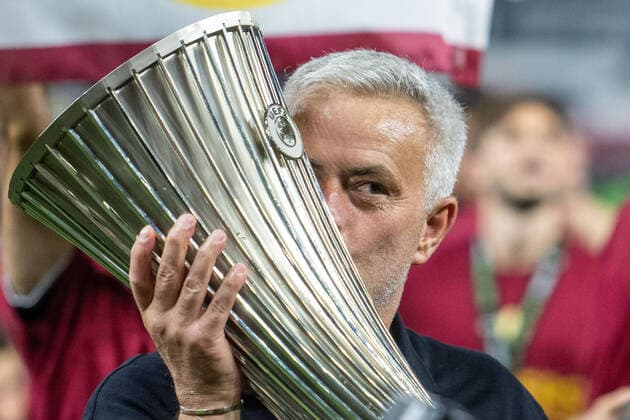 Sport Themen der Woche KW21 Fußball, ECL, Finale, Sieger AS Rom TIRANA, ALBANIA - MAY 25: manager Jose Mourinho of AS Roma celebrates with a trophy during the UEFA Conference League final match between AS Roma and Feyenoord at Arena Kombetare on May 25, 2022 in Tirana, A AS Roma v Feyenoord - UEFA Europa Conference League Final 2021 22 Copyright: xSebastianxFrejx