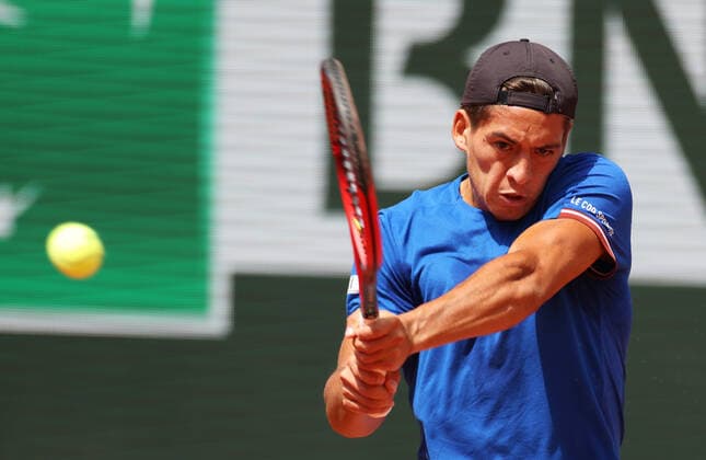 (220526) -- PARIS, May 26, 2022 -- Sebastian Baez of Argentina hits a return during the men s singles second round match between Alexander Zverev of Germany and Sebastian Baez of Argentina at the French Open tennis tournament at Roland Garros in Paris, France, May 25, 2022. ) (SP)FRANCE-PARIS-TENNIS-ROLAND GARROS-FRENCH OPEN GaoxJing 