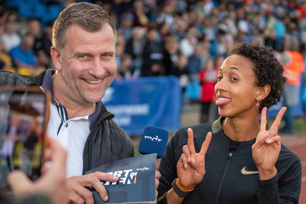 Sport Themen der Woche KW21 Dessau, Deutschland 21.- 22. Mai 2022: 24.Internationales Leichtathletik Meeting Dessau - 2022 v.li.Rene kindermann (MDR) und Malaika Mihambo (LG Kurpfalz Paul Greifzu Stadion Sachsen-Anhalt *** Dessau, Germany 21 22 May 2022 24 International Athletics Meeting Dessau 2022 from left Rene Kindermann MDR and Malaika Mihambo LG Kurpfalz Paul Greifzu Stadium Saxony-Anhalt Copyright: xFotostandx xBallaschx