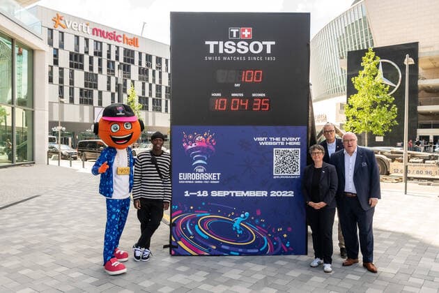 Basketball Berlin 25.05.2022 Eurobasket 2022 Noch 100 Tage bis zur Eröffnung der Basketball Europameisterschaft Enthüllung der Countdown-Uhr vor der Mercedes Benz Arena Maskottchen Bounce Dennis Schröder Schroeder (Deutschland, No.17) Schröder Schroder Dr. Nicola Böcker Giannini (Staatsekretärin für des Landes Berlin) Stephan Herwig (BBV Präsident und LOC Vorsitzender Berlin) Ingo Weiss (DBB Präsident) vlnr.