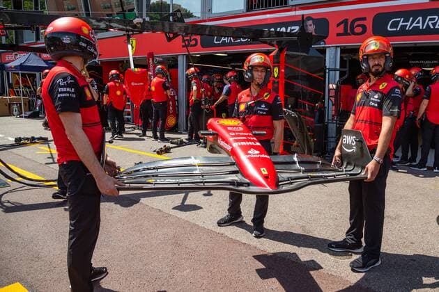 Ferrari Mechaniker mit Frontfluegel, Grosser Preis von Monaco 2022, Motorsport, Formel 1, 26.05.2022 Grosser Preis von Monaco 2022, Motorsport, Formel 1, 26.05.2022 Copyright: xEibner-Pressefoto AlexanderxNeisx EP_ANS
