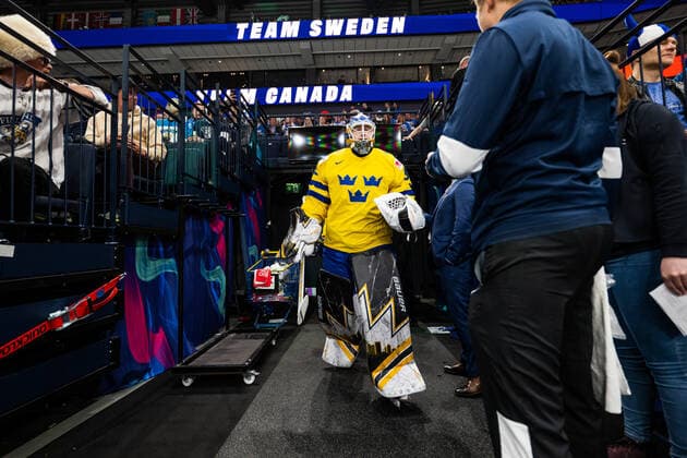 220526 goaltender Linus Ullmark of Sweden ahead of the 2022 IIHF Ice hockey, Eishockey World Championship, WM, Weltmeisterschaft quarterfinal game between Sweden and Canada on May 26, 2022 in Tampere. Photo: Maxim Thore BILDBYRAN kod MT MT0402 ishockey ice hockey ishockey-vm iihf ice hockey world championship sverige sweden kanada canada bbeng kvartsfinal quarterfinal Copyright: MAXIMxTHORE BB220526MT032