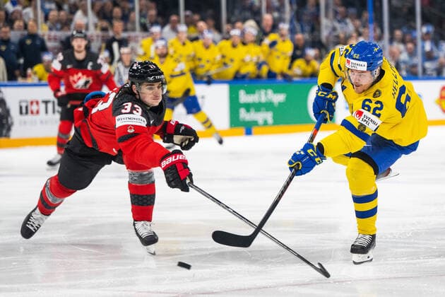 220526 Ryan Graves of Canada and Joel Kellman of Sweden during the 2022 IIHF Ice hockey, Eishockey World Championship, WM, Weltmeisterschaft quarterfinal game between Sweden and Canada on May 26, 2022 in Tampere. Photo: Maxim Thore BILDBYRAN kod MT MT0402 ishockey ice hockey ishockey-vm iihf ice hockey world championship sverige sweden kanada canada bbeng kvartsfinal quarterfinal Copyright: MAXIMxTHORE BB220526MT033
