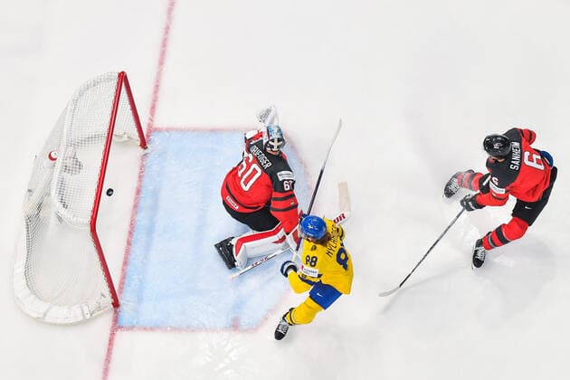 220526 William Nylander of Sweden scores 2-0 behind goaltender Chris Driedger of Canada during the 2022 IIHF Ice hockey, Eishockey World Championship, WM, Weltmeisterschaft quarterfinal game between Sweden and Canada on May 26, 2022 in Tampere. Photo: Maxim Thore BILDBYRAN kod MT MT0402 ishockey ice hockey ishockey-vm iihf ice hockey world championship sverige sweden kanada canada bbeng kvartsfinal quarterfinal Copyright: MAXIMxTHORE BB220526MT050