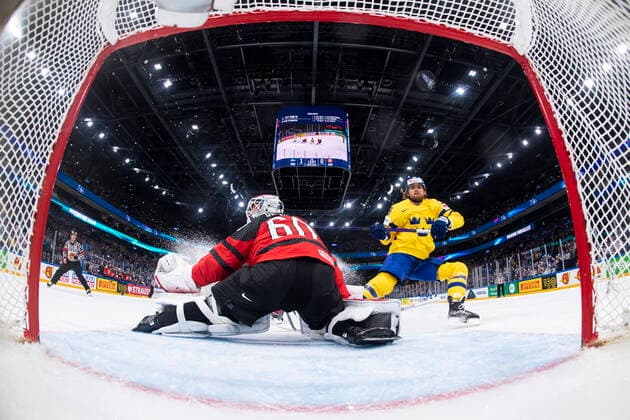 220526 William Nylander of Sweden scores the 2-0 goal behind Travis Sanheim of Canada during the 2022 IIHF Ice hockey, Eishockey World Championship, WM, Weltmeisterschaft quarterfinal game between Sweden and Canada on May 26, 2022 in Tampere. Photo: Maxim ThorÃ BILDBYRAN kod MT MT0402 ishockey ice hockey ishockey-vm iihf ice hockey world championship sverige sweden kanada canada bbeng kvartsfinal quarterfinal Copyright: MAXIMxTHORE BB220526MT052