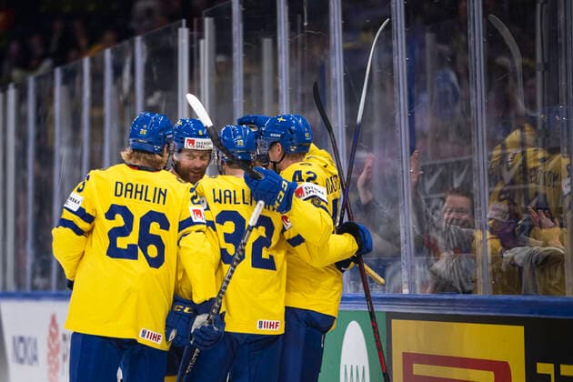 220526 William Nylander of Sweden celebrate with teammates afte4r the 2-0 goal during the 2022 IIHF Ice hockey, Eishockey World Championship, WM, Weltmeisterschaft quarterfinal game between Sweden and Canada on May 26, 2022 in Tampere. Photo: Maxim ThorÃ BILDBYRAN kod MT MT0402 ishockey ice hockey ishockey-vm iihf ice hockey world championship sverige sweden kanada canada bbeng kvartsfinal quarterfinal jubel Copyright: MAXIMxTHORE BB220526MT060